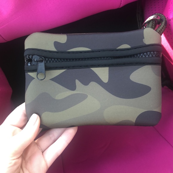 Camo Neoprene Tote - Picture 3 of 7
